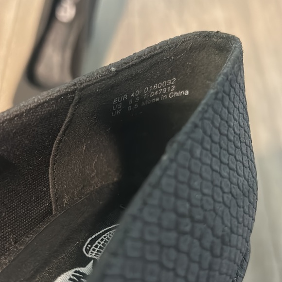 Cheap Monday black snakeskin “cube pump” in size 40 - Picture 5 of 6